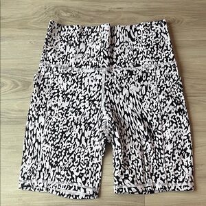 Athleta Patterned SALUTATION STASH Women's Bike Shorts - 7”